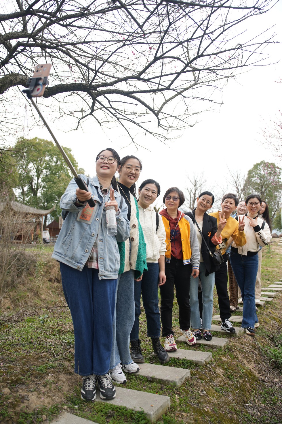 踏青賞花顯巾幗風(fēng)采.jpg